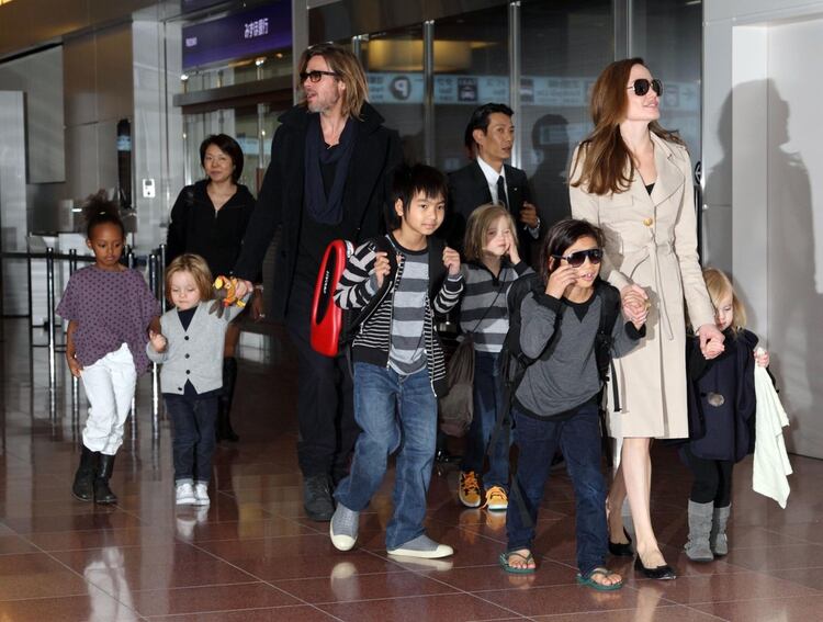 Brad Pitt, Angelina Jolie y sus hijos en 2011 (Crédito: Shutterstock)