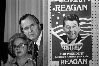 En julio de 1985 se invocó por primera vez la sección 3 de la 25° Enmienda cuando el presidente republicano Ronald Reagan fue sometido a anestesia general durante una operación y el vicepresidente George H.W. Bush estuvo como presidente interino durante ocho horas mientras duraba el procedimiento (AP Photo, File)