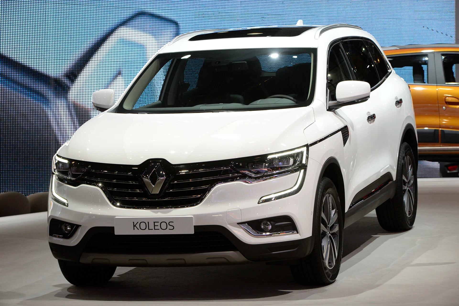 Es un auténtico SUV del segmento D, que completa el proceso de renovación de estilo de diseño de la marca y se posiciona como el emblema de alta gama del Grupo Renault a nivel global