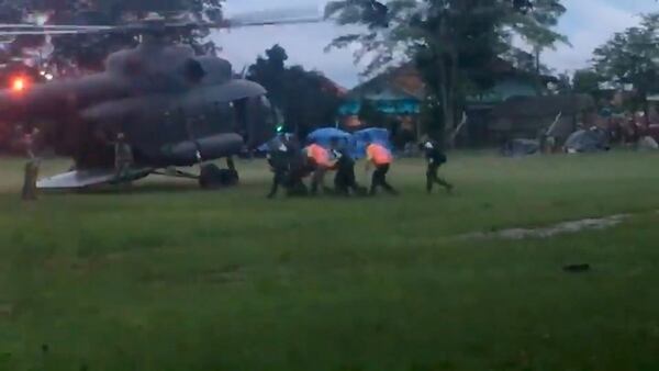 Los equipos de rescate lograron el domingo sacar con vida a seis de los trece aprisionados (Reuters)