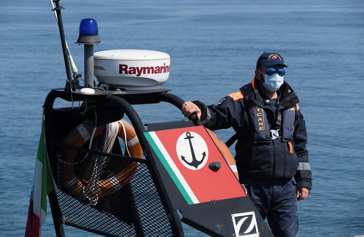 Un guarda costa italiano usa mascarilla mientras realiza patrullaje 