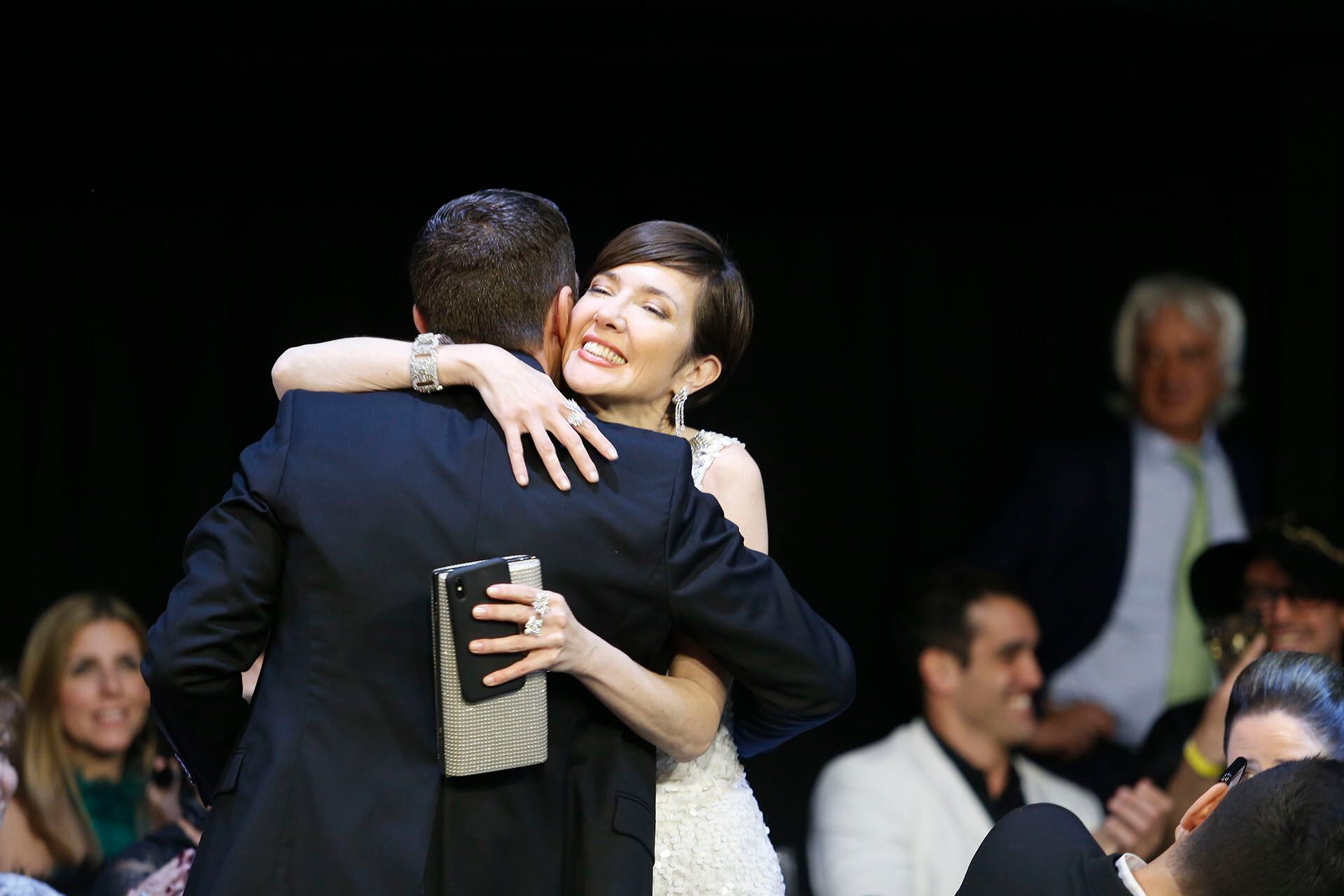 El abrazo con Rodolfo Barili, la pareja "fashionista" de la tevé. Él se llevó el premio Mejor estilo conductor de noticiero, Ella lo definió como "el último elegante de la tele". El conductor le dijo a Teleshow: "Trato de ser elegante, lo de afuera demuestra como uno se siente adentro".