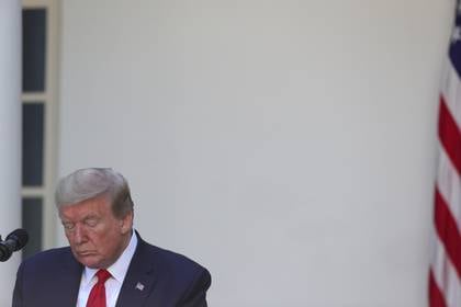 El Presidente Donald Trump inclina la cabeza durante en el Jardín de Rosas de la Casa Blanca, el 7 de mayo de 2020. (REUTERS/Tom Brenner)