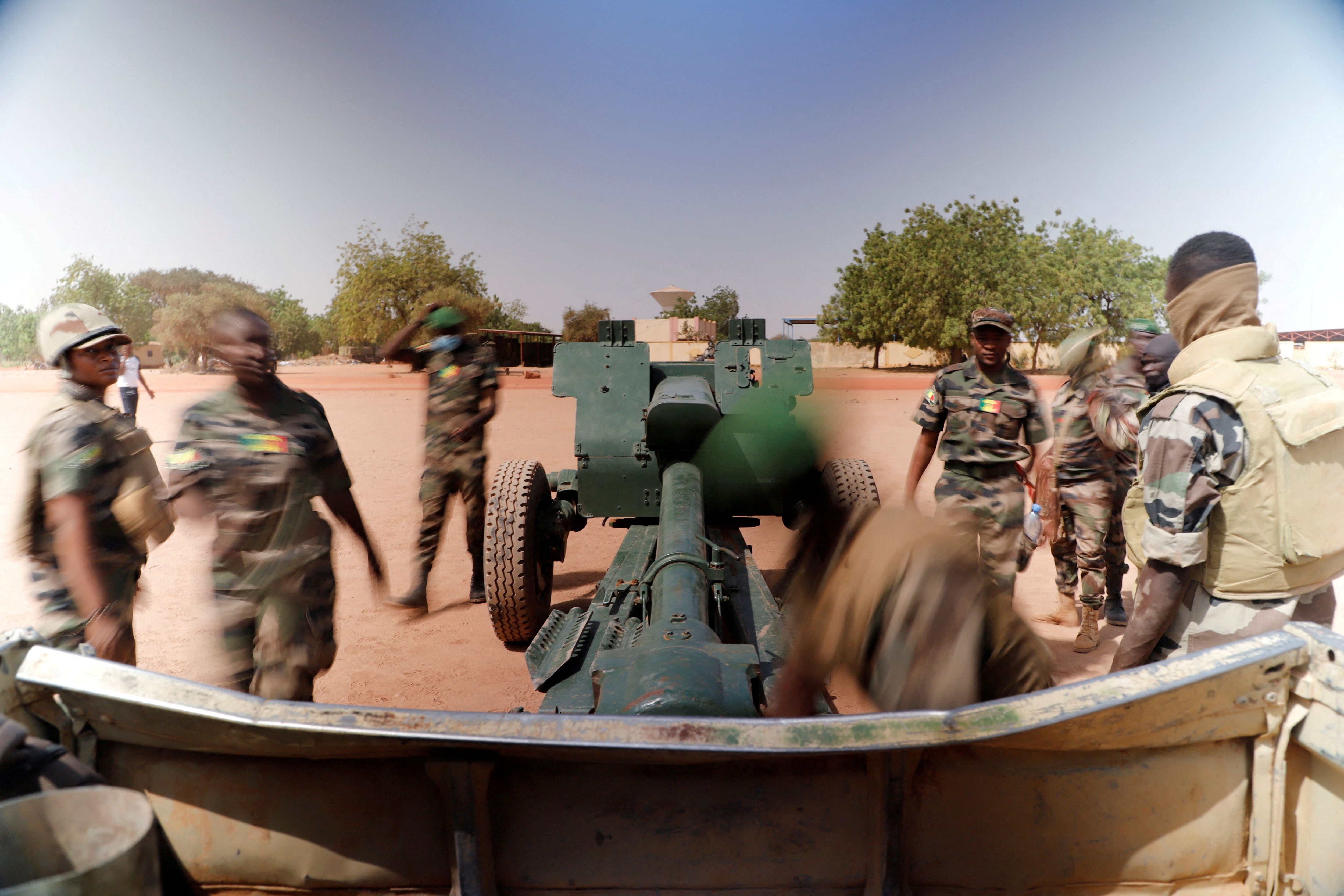 Soldados malienses de la 614.ª Batería de Artillería durante una sesión de entrenamiento en un obús D-30 con la Misión de Entrenamiento de la Unión Europea (EUTM), para luchar contra los yihadistas, en el campamento de Sevare, región de Mopti, en Malí, el 25 de marzo de 2019. 2021. Foto tomada el 25 de marzo de 2021. (REUTERS/Paul Lorgerie/Foto de archivo)