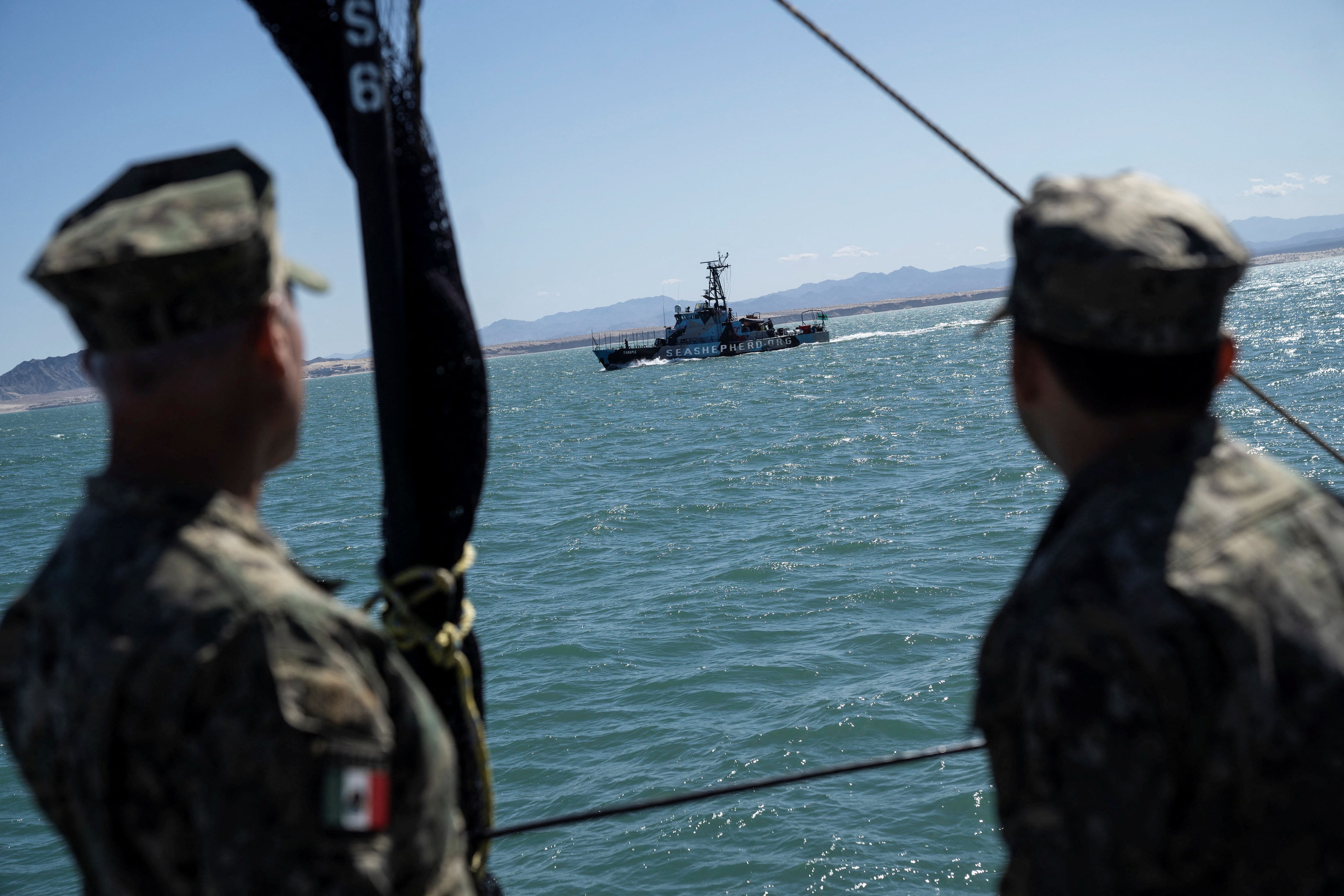Miembros de la Armada de México observan el barco para protección de las Vaquita Marina. REUTERS/Toya Sarno Jordan