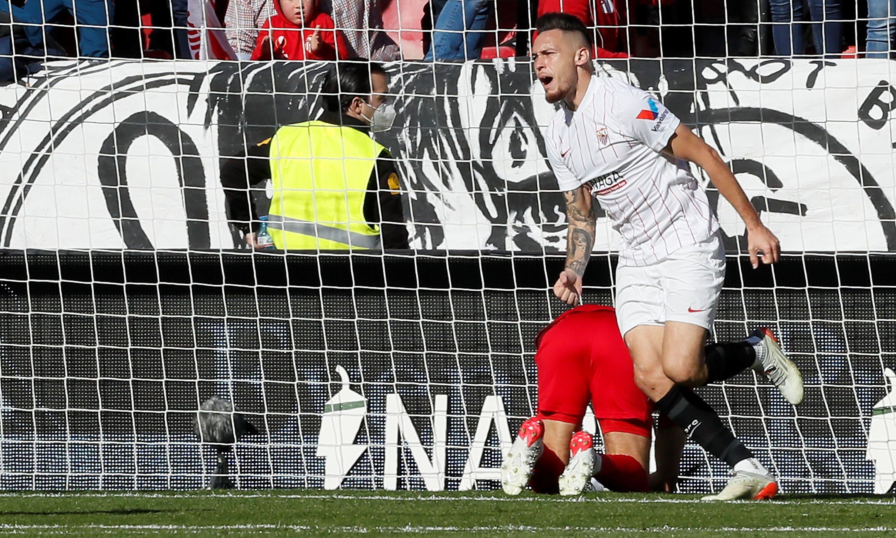 Lucas Ocampos, del Sevilla, muestra su alegría después de marcar el 1-0 durante el partido. EFE/Jose Manuel Vidal.