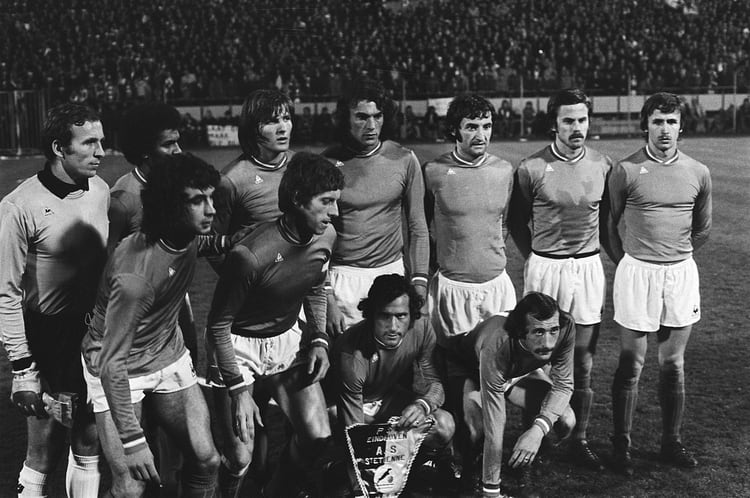 La formación de Saint-Étienne en la temporada 1975/76 con el argentino Osvaldo Piazza (el cuarto arriba, desde la derecha)