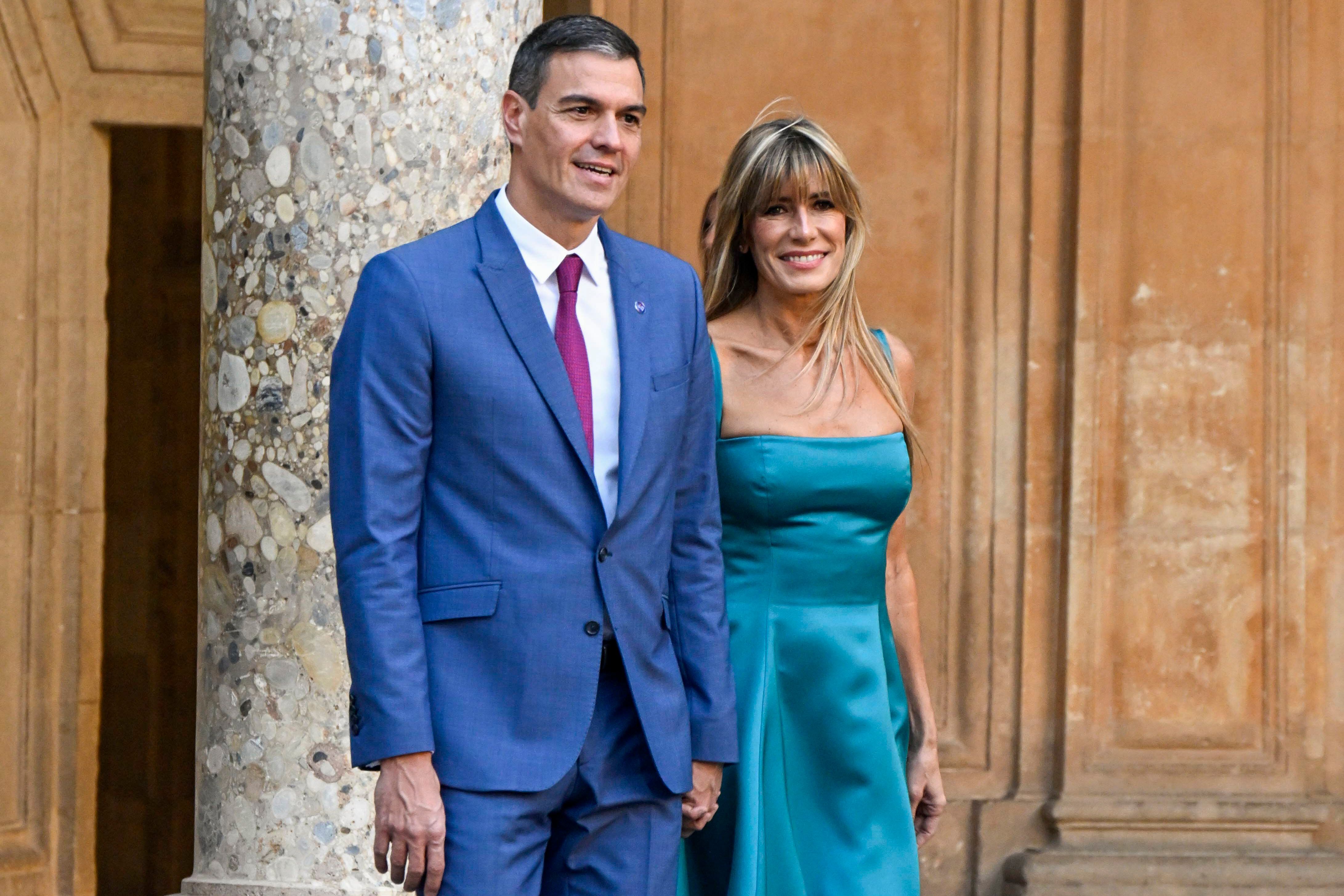 El presidente del Gobierno Pedro Sánchez acompañado de su esposa Begoña Gómez. (EFE/ Miguel Ángel Molina)