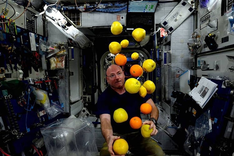 Scott Kelly con fruta fresca a bordo de la Estación Espacial Internacional (Scott Kelly/NASA )