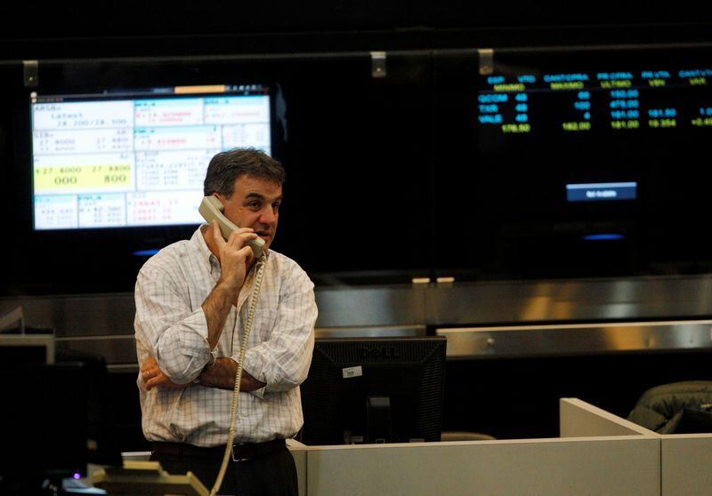 FOTO DE ARCHIVO Un operador en la Bolsa de Comercio de Buenos Aires. Argentina. REUTERS/Martin Acosta