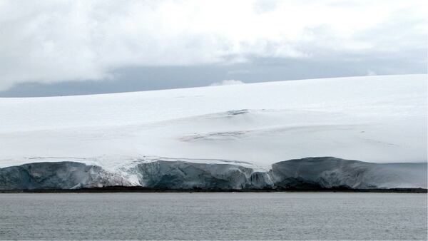 Grietas en el hielo en el glaciar cerca de la base argentina Carlini in Antártida (Reuters)