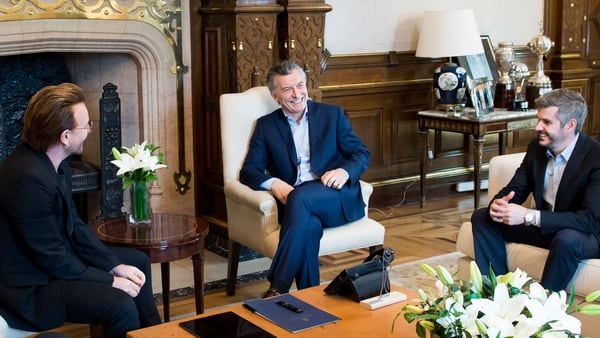 El presidente junto a su jefe de Gabinete y Bono