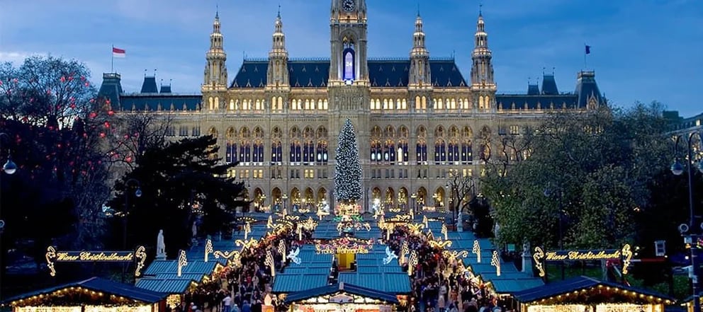 Mercados de Viena. Estos mercados ahora suman 12 en total. El más grande y popular es el Christmas World. Se lleva a cabo en la plaza Rathausplatz