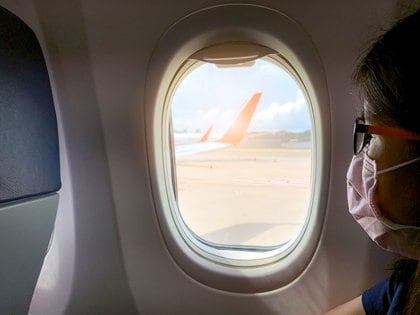 La mayoría de los aviones comerciales de pasajeros traen aire exterior en una dirección de arriba hacia abajo entre 20 a 30 veces por hora (Shutterstock)