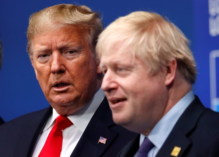 Donald Trump y Boris Johnson en diciembre pasado, durante un encuentro de la OTAN (REUTERS/Peter Nicholls/File Photo)