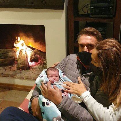 El ex delantero junto a su esposa Irina y su primer nieto (Instagram: @gabrielbatistutaok)