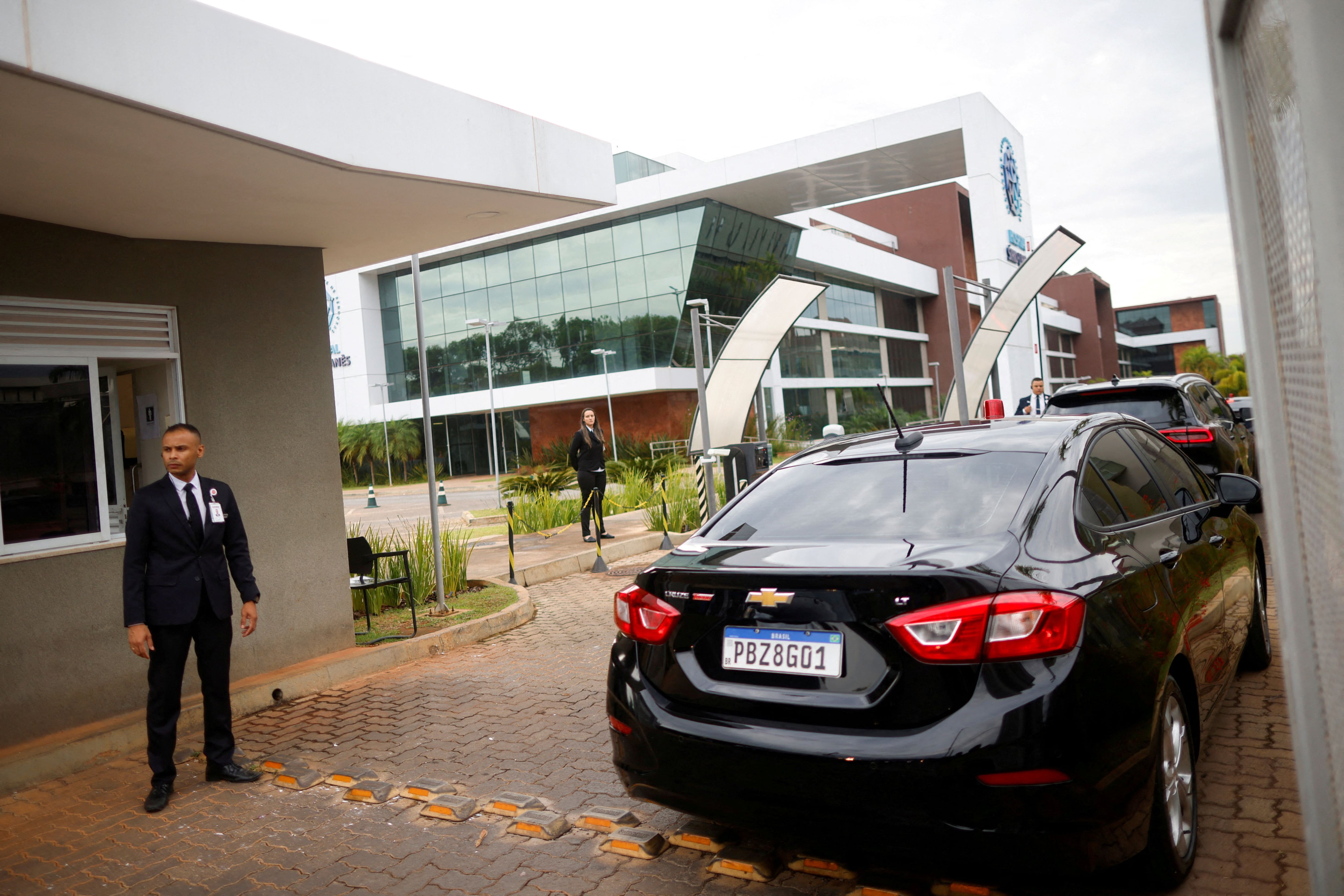 El convoy presidencial con el presidente de Brasil, Luiz Inácio Lula da Silva, se ve frente al hospital antes de que Lula se someta a una cirugía de artroplastia de cadera en Brasilia, Brasil, el 29 de septiembre de 2023. REUTERS/Adriano Machado