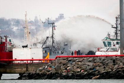 Bomberos uruguayos apagando un buque de pesca coreano en el puerto de Montevideo, el principal centro logístico de los buques extranjeros que pescan en la "Milla 201" de la costa argentina
