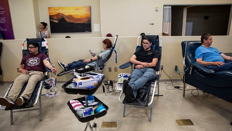 Muchas personas acudieron a donar sangre en El Paso, Texas, tras la masacre en el Mall Cielo Vista. (Adriana Zehbrauskas/The New York Times)