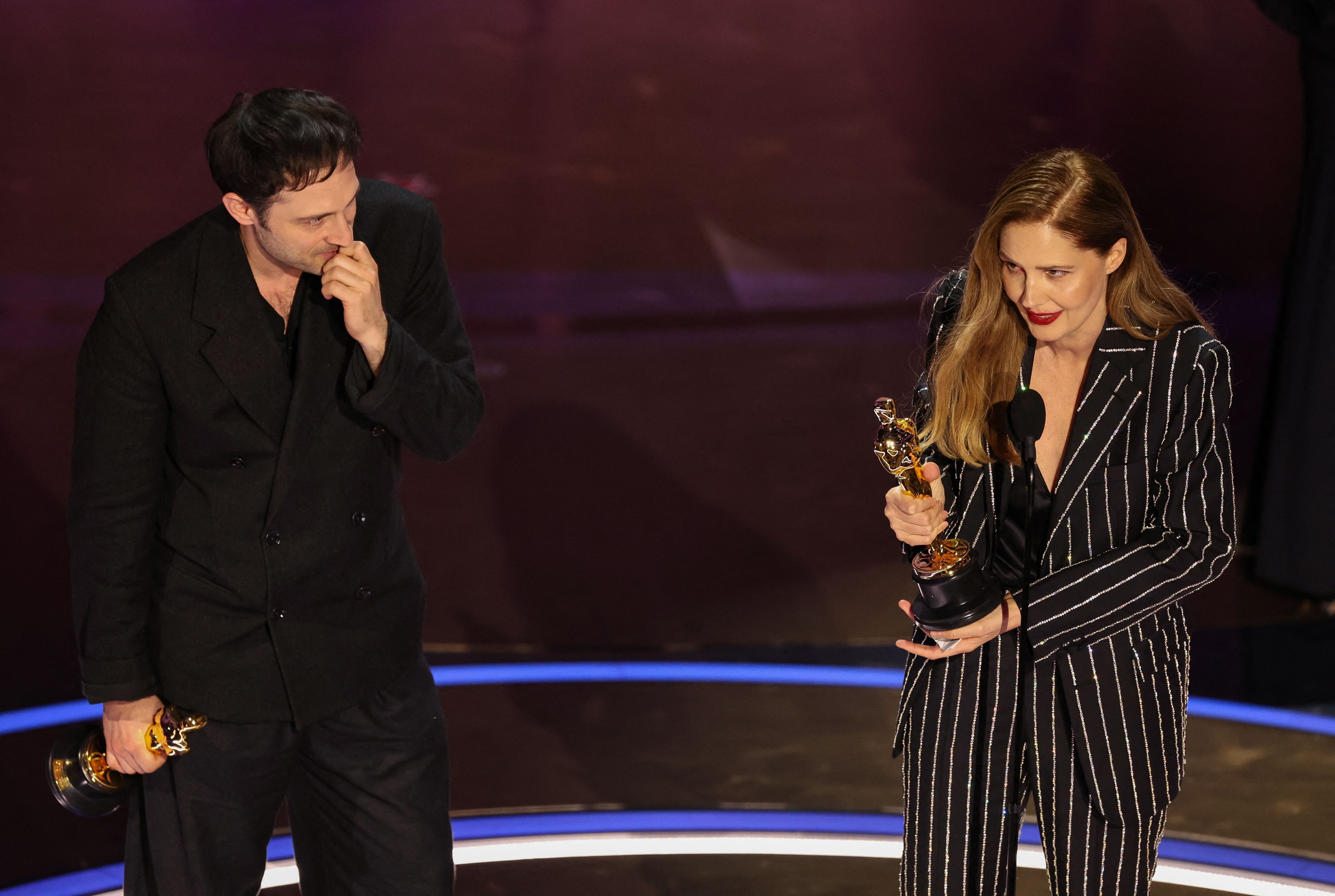 Justine Triet y Arthur Harari ganaron el Oscar a Mejor Guión original por Anatomía de una caída (REUTERS/Mike Blake)