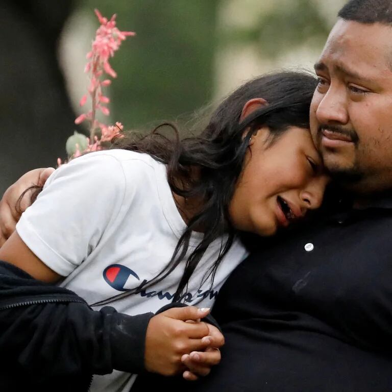 Un hombre y una niña lloran fuera del Centro Cívico Ssgt Willie de Leon 