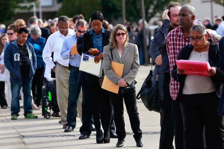 Personas forman una fila en una feria de empleo en Nueva York (Reuters)