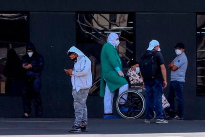 Personal sanitario y familiares de pacientes esperan afuera del hospital Iess del Sur, en Quito (Ecuador). EFE/José Jácome/Archivo
