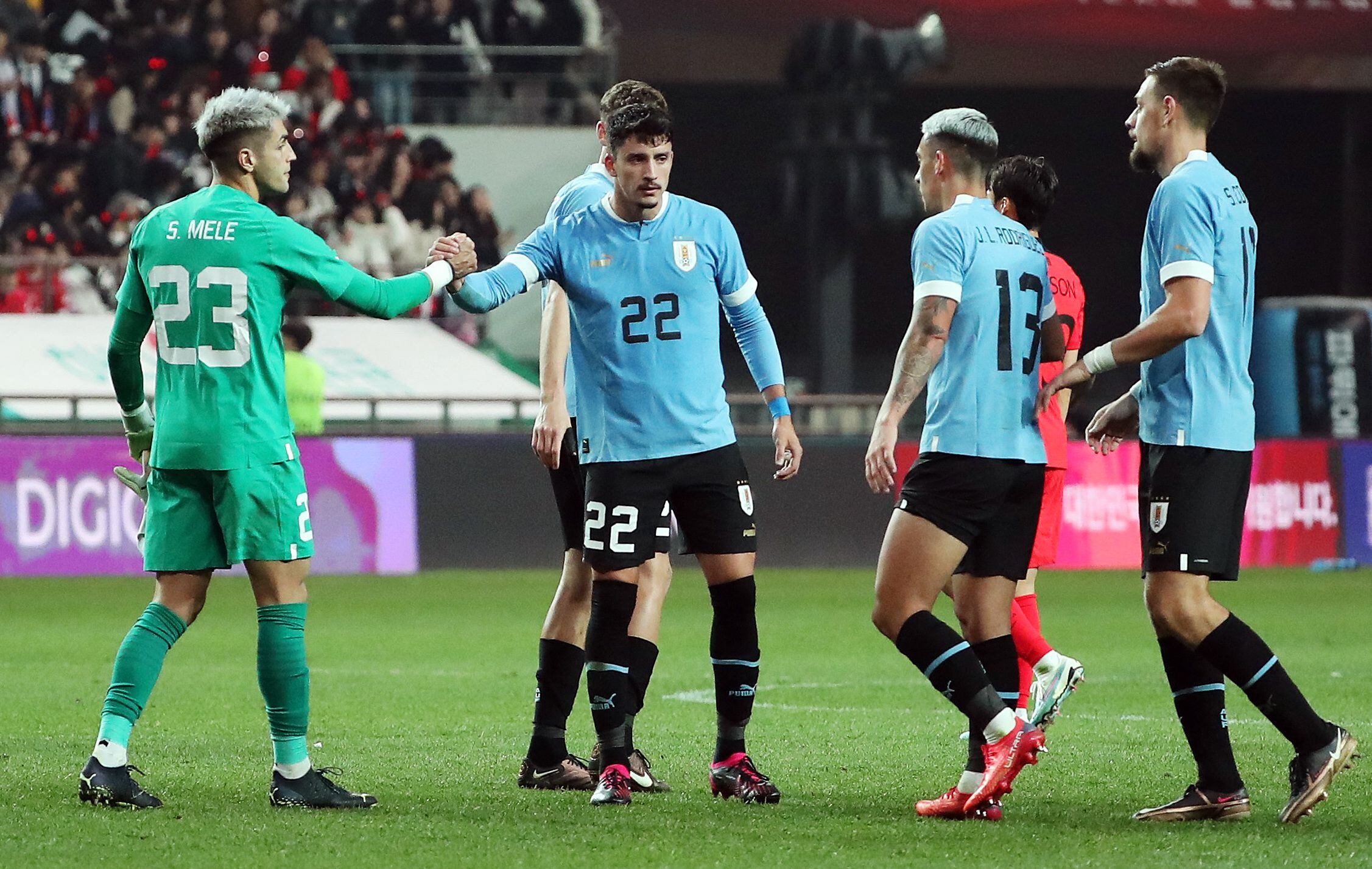 Santiago Mele tapando para la selección de Uruguay durante un amistoso frente a Corea del Sur - crédito Kim Soo-Hyeon/REUTERS