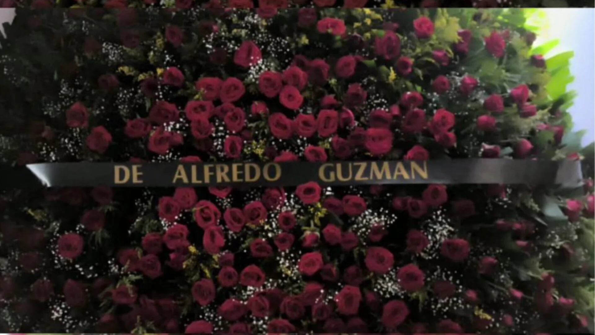 ¡Con coronas de flores! Los Chapitos se manifiestan en el funeral de un jefe de plaza en Sinaloa | VIDEO