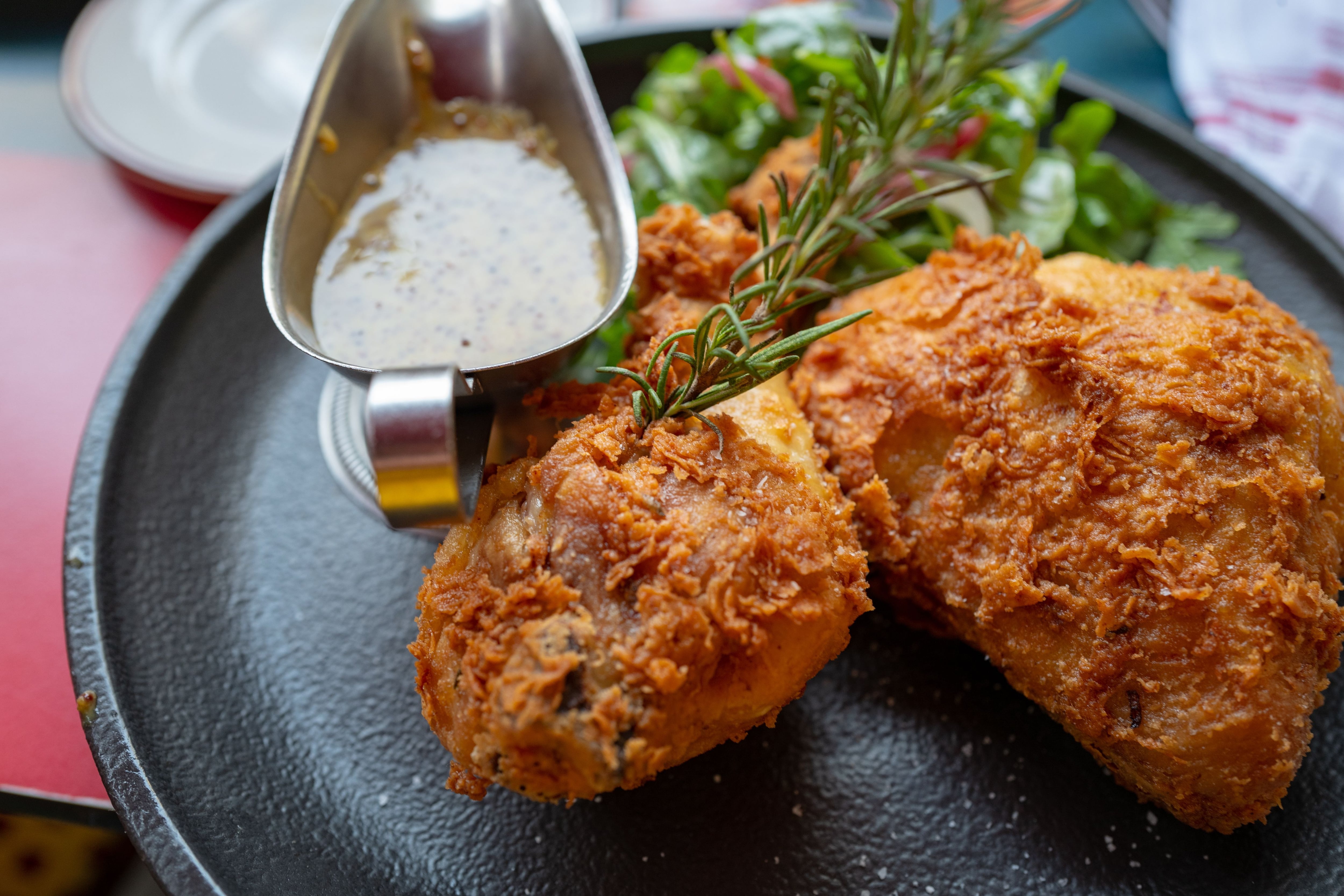 Es necesario tener en cuenta que hay algunos alimentos que no deben recalentarse por completo y, en su lugar, deben desecharse (Photo by Gado/Getty Images)