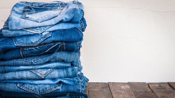 Los colorantes y químicos que se utilizan en la producción de un jean pueden dañar el ambiente (Getty Images)