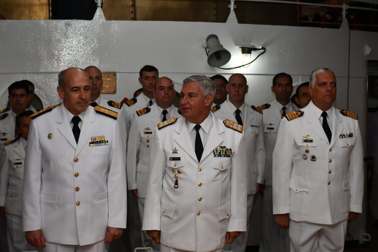 Los mximos jefes navales de Argentina y Uruguay a bordo de la Fragata Libertad 