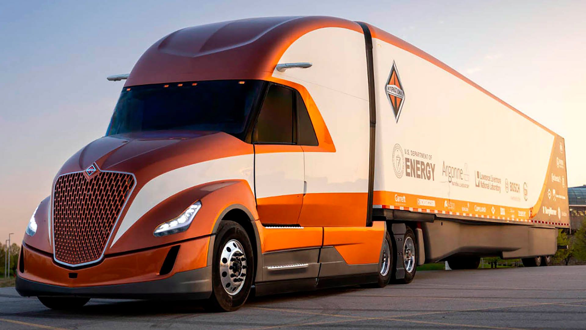 Los detalles del gigante verde: así es el camión pesado híbrido que consume  lo mismo que una pick-up - Infobae