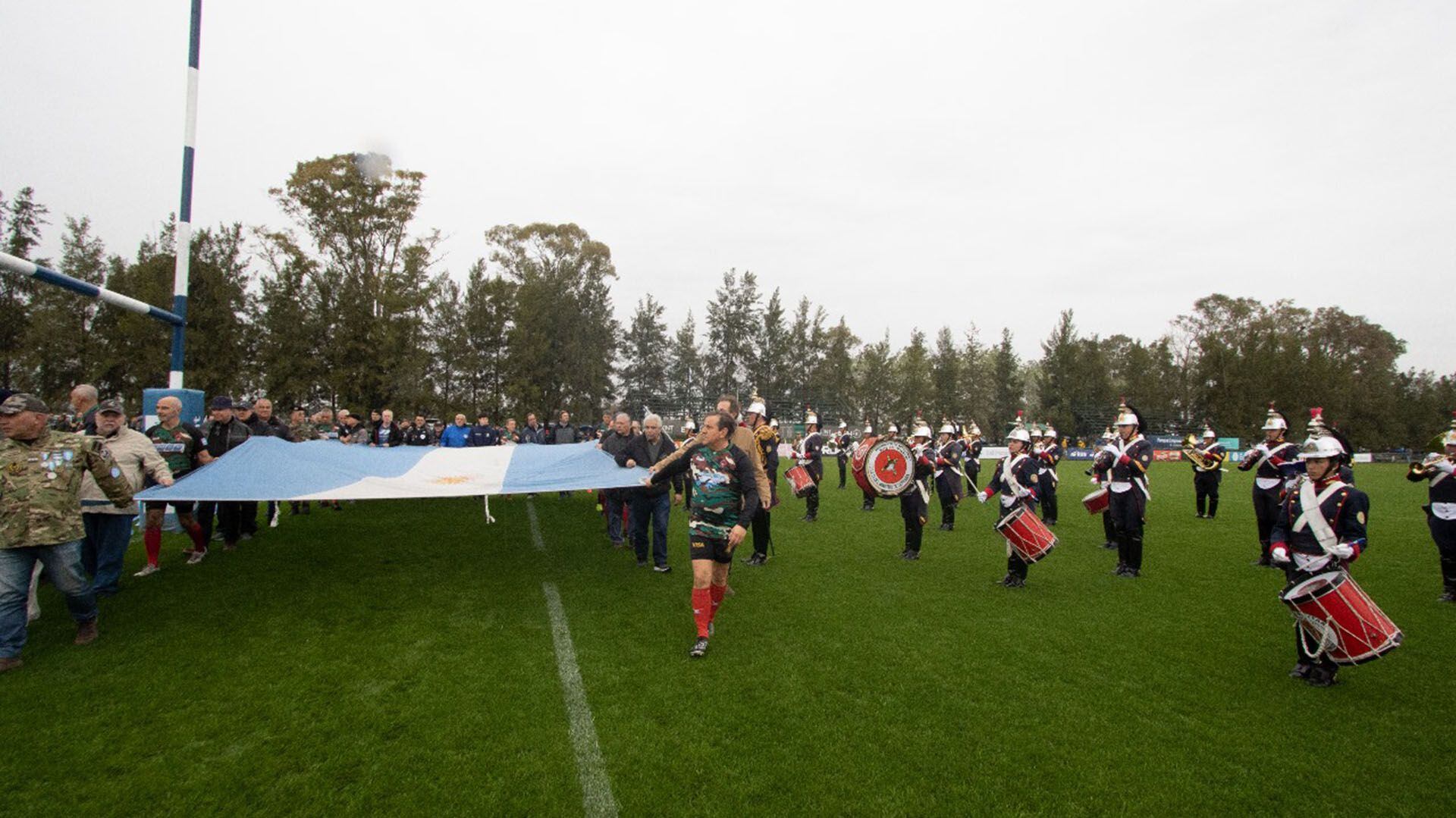 Antes de jugar el partido, se desplegó una bandera gigante de Argentina en el campo de juego