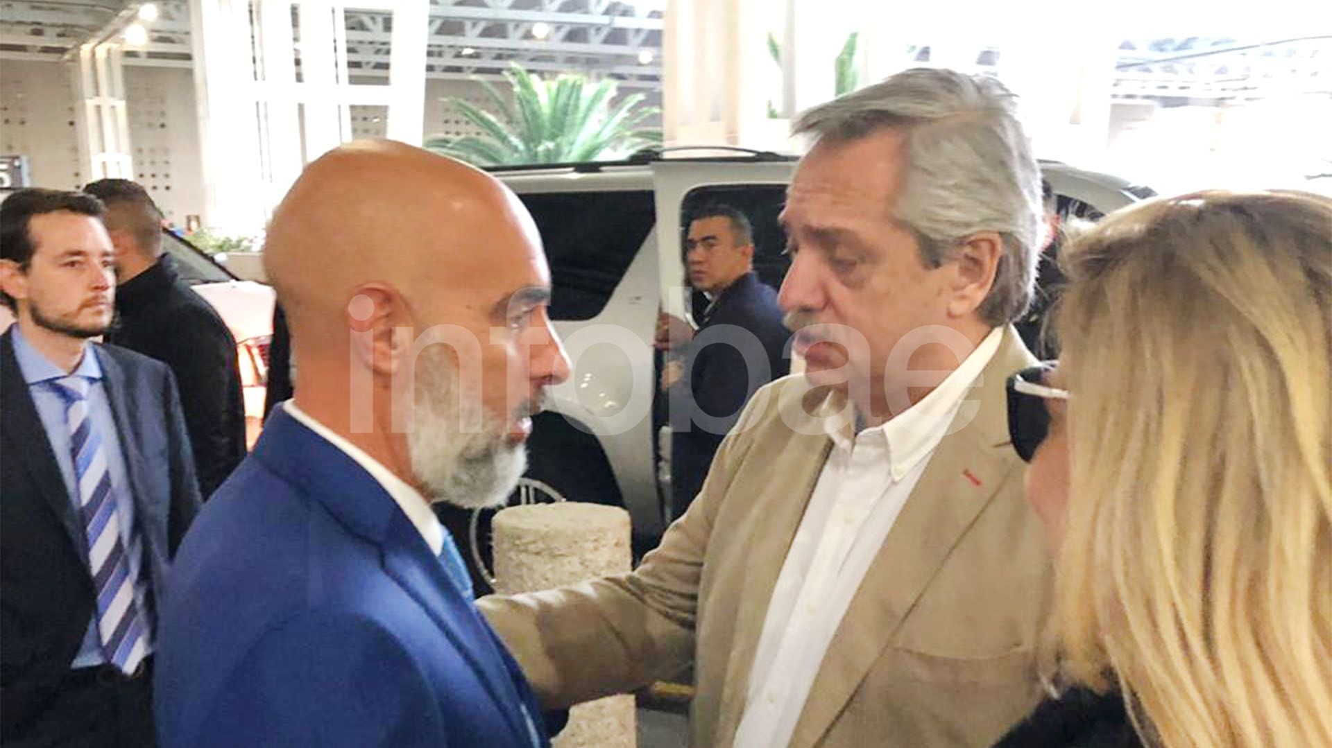 El embajador argentino en México, Ezequiel Sabor, recibe a Alberto Fernández en el aeropuerto de México