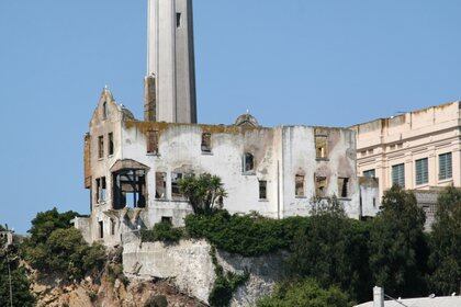 La cárcel tenía varias torres de vigilancia, un ejército de guardias armados en turnos continuos, varias puertas de rejas para clausurar el acceso y la comunicación entre los distintos sectores, la iluminación del faro, un protocolo anti escapes que se actualizaba anualmente y, obviamente, un gran aliado natural: el helado y tempestuoso Océano Pacífico (Shutterstock)
