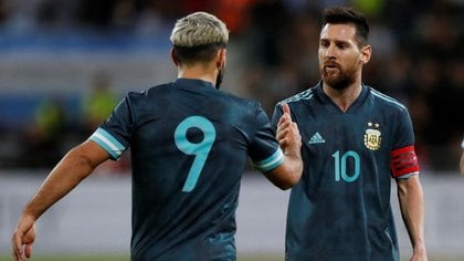 Agüero reveló algunas intimidades de su convivencia con Messi durante las concentraciones en la Selección 
Foto: REUTERS/Ammar Awad