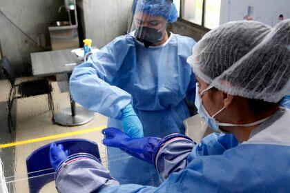 Personal de salud desinfecta una cabina para realizar pruebas gratuitas para detectar el COVID-19 el pasado 8 de julio del 2020, en una estaci&#243;n del metro de Medell&#237;n. EFE/Luis Eduardo Noriega A.
