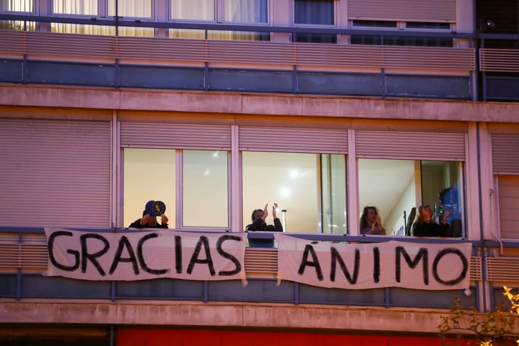 Aplausos en Madrid para el personal sanitario que combate la pandemia (Reuters)