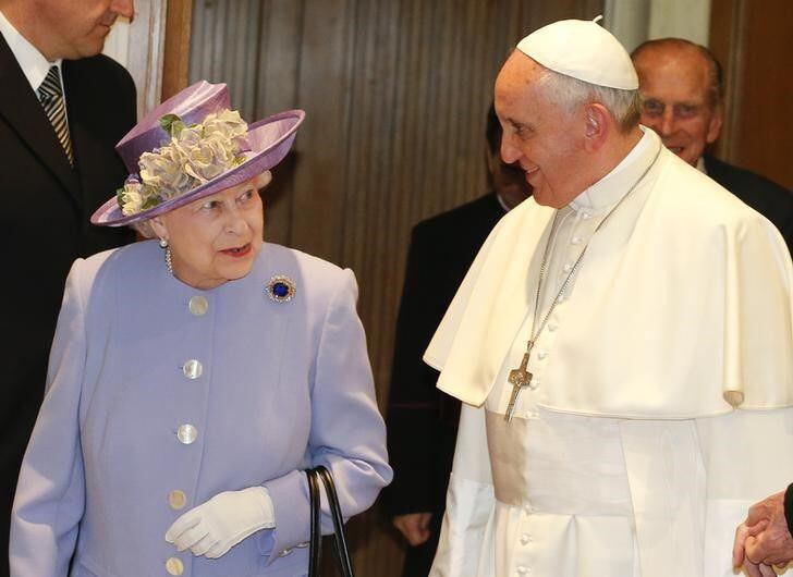 Foto de archivo de la reina Isabel II y el Papa Francisco durante un encuentro en el Vaticano el 3 de abril de 2014 (REUTERS/Stefano Rellandini)
