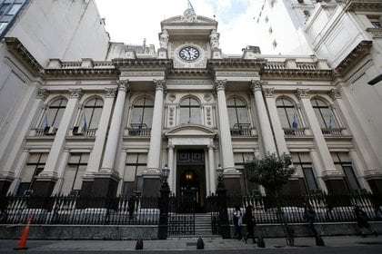 Vista panorámica de la fachada del Banco Central de la República Argentina, en Buenos Aires. 2 de septiembre de 2019. (REUTERS/Agustín Marcarián)