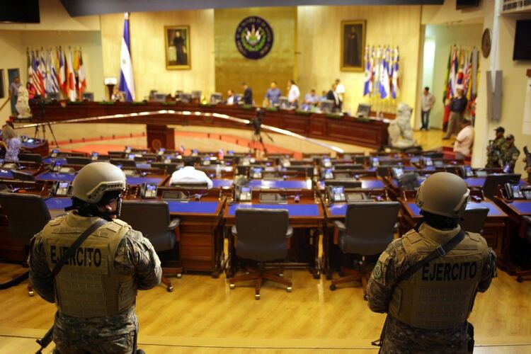 Soldados ingresaron al Congreso en un debate clave (Reuters)