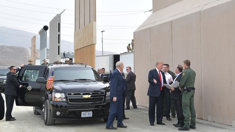 Donald Trump visita en la frontera con México los proptotipos de muro, en marzo pasado (AFP)