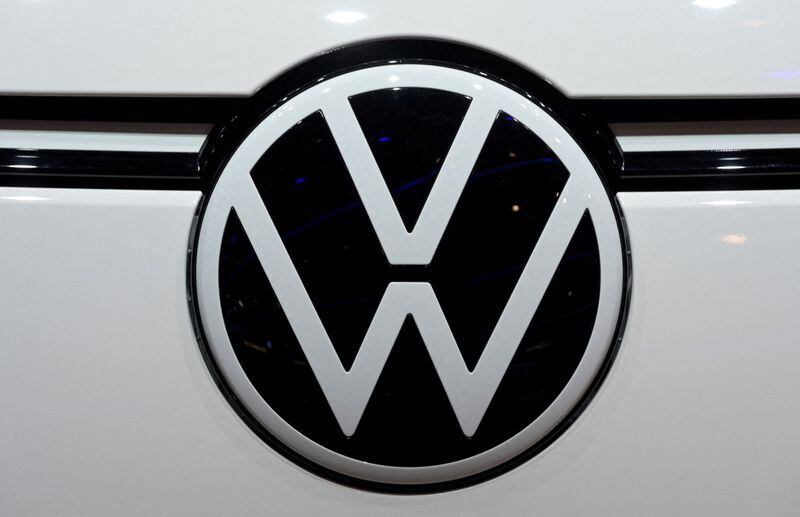 FOTO DE ARCHIVO: El logotipo del fabricante de automóviles Volkswagen Vehículos Comerciales aparece en la feria de transporte IAA, que abrió sus puertas al público el 20 de septiembre de 2022, en Hannover, Alemania, 19 de septiembre de 2022. REUTERS/Fabian Bimmer