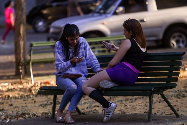 Las plazas de las zonas con mayor conectividad se vuelven puntos de encuentro (Cristian Hernandez / AFP)