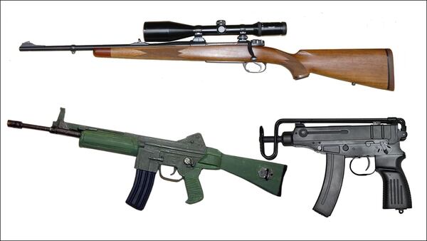 El francotirador tenÃ­a un arsenal peligrosos e ilegal que incluÃ­a cuatro fusiles de precisiÃ³n (como el de arriba), un fusil militar de asalto Cetme (abajo, izquierda) y una subametralladora Skorpion vz.61 (abajo, derecha)