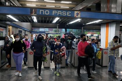 Personas abordando el metro durante la nueva normalidad (Foto: REUTERS/Henry Romero)