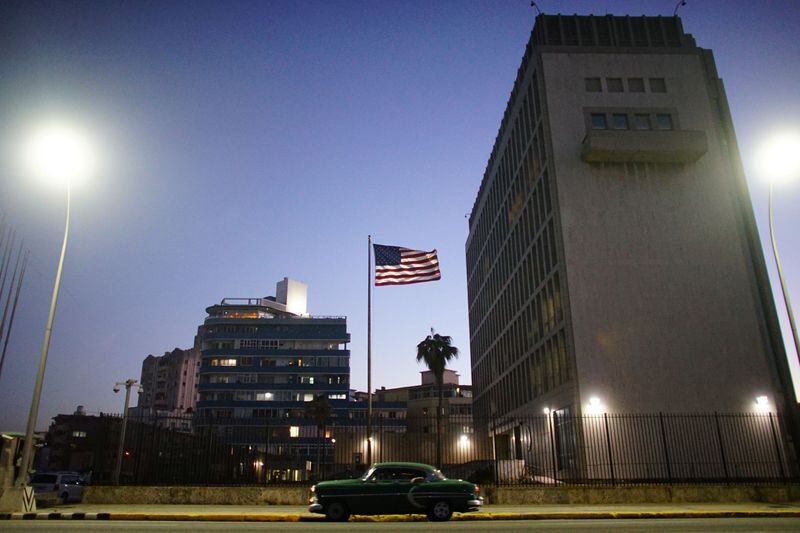 Foto de archivo: un vehículo antiguo pasa por el frente de la embajada de Estados Unidos en La Habana el 12 de enero de 2017 (REUTERS/Alexandre Meneghini)