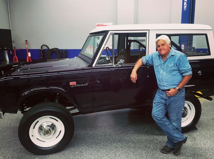 El popular animador Jay Leno y su Bronco de 1968, totalmente restaurada y modificada.