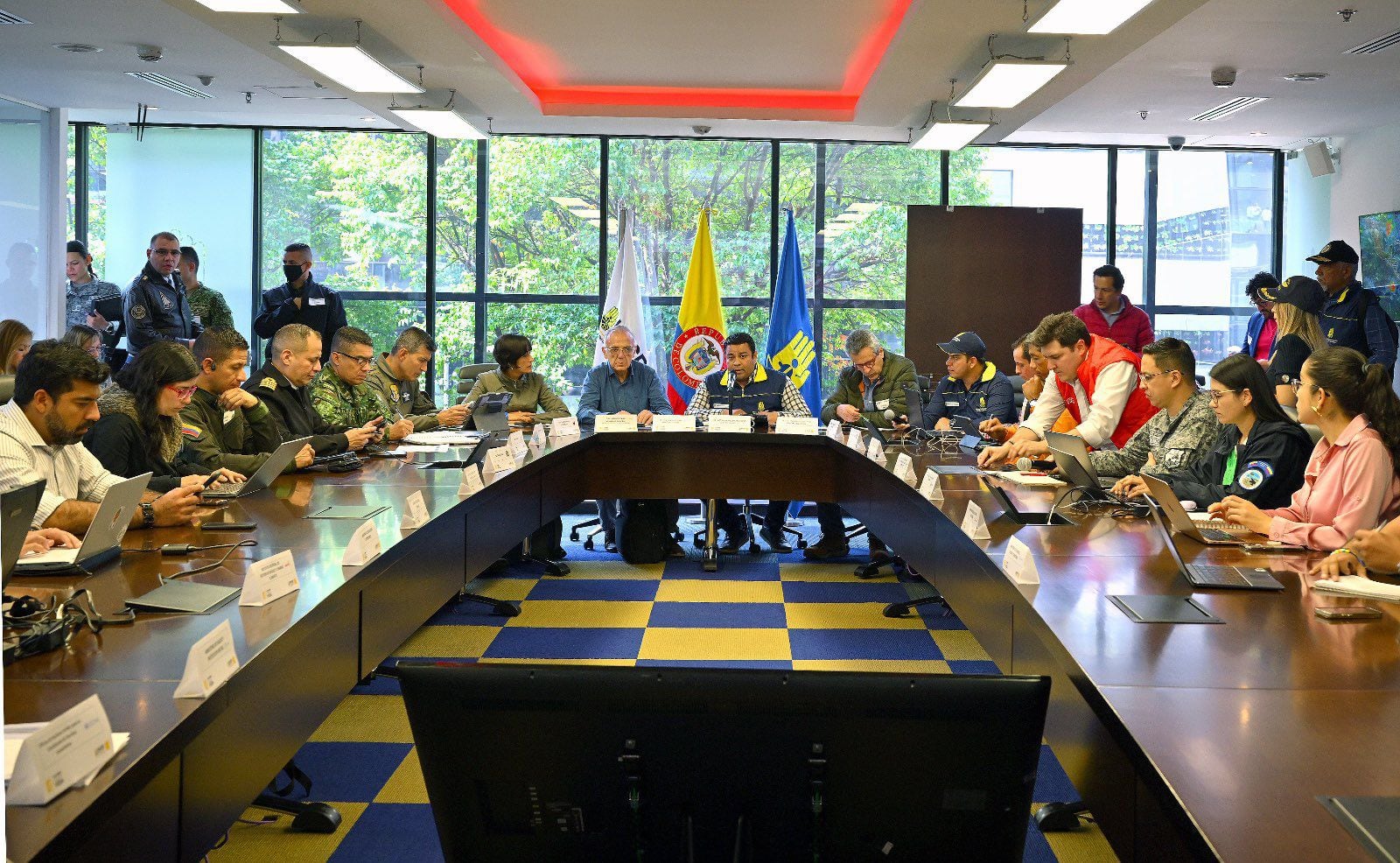 Ministros se reúnen en Bogotá para revisar el estado de los incendios